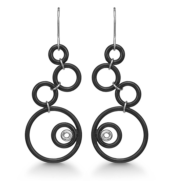 Circular Logic øreringer i sølvog gummi fra Liisa Gude Deberitz. Designet er beskyttet av Patentkontoret.